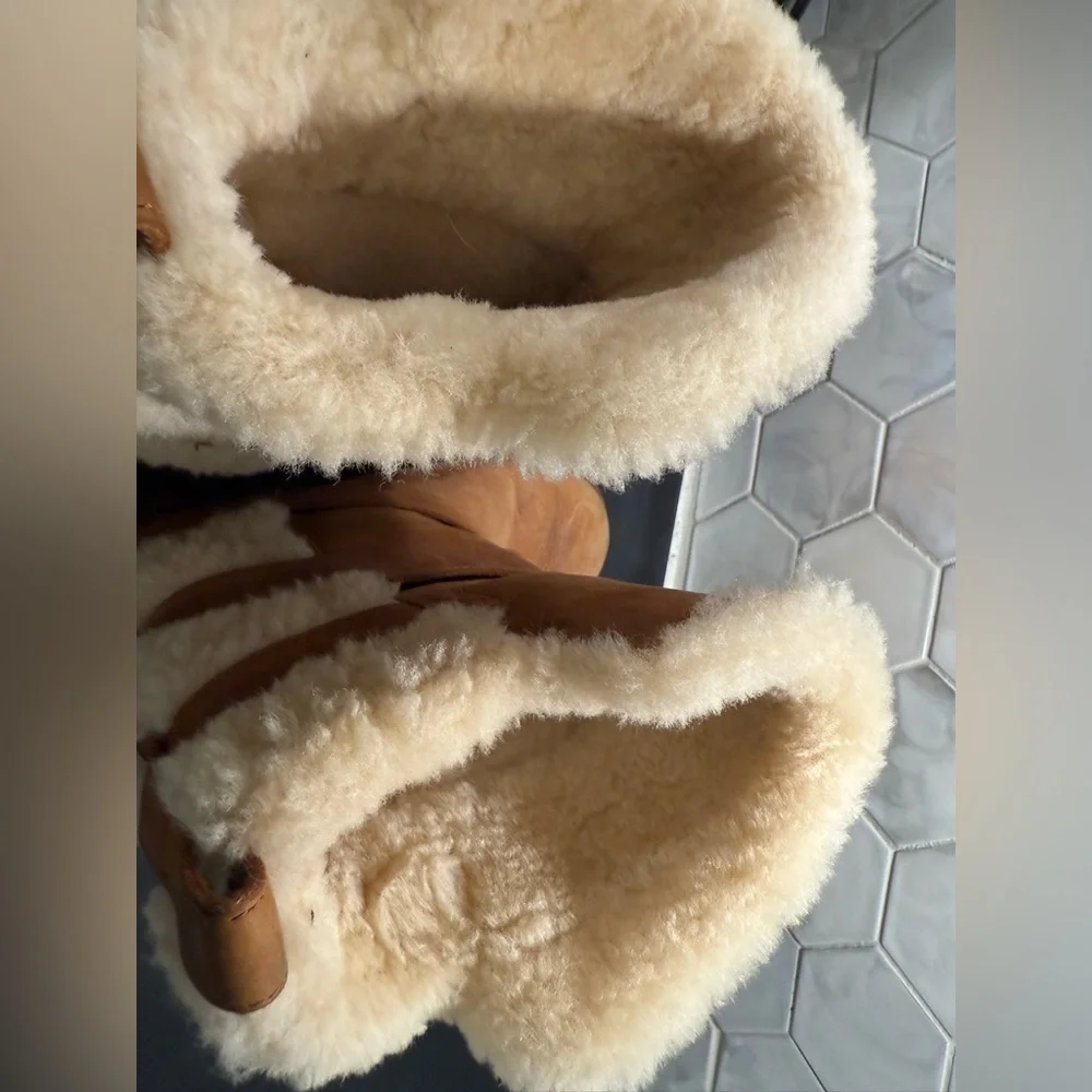 Ugg Woman’s Beckett Boots Sz 6 Chestnut Brown Leather Strap Closure Sheepskin